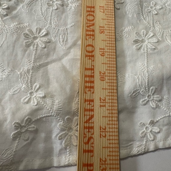 Beautiful Adrianna Papell White 3D Floral Embroidered Boxy Cap Sleeve Blouse. M - Picture 9 of 16